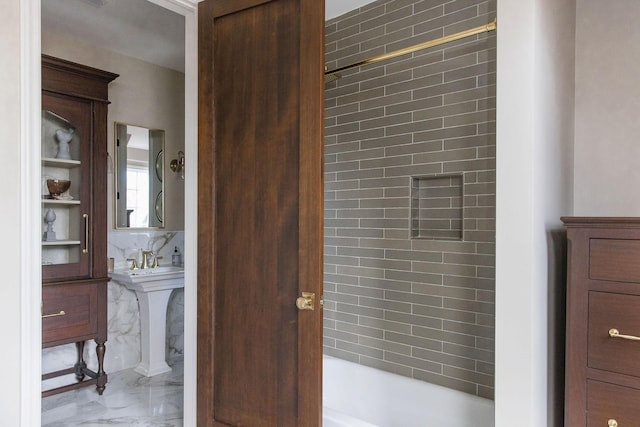 bathroom with tiled shower / bath combo