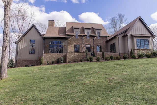 view of front of home with a front lawn