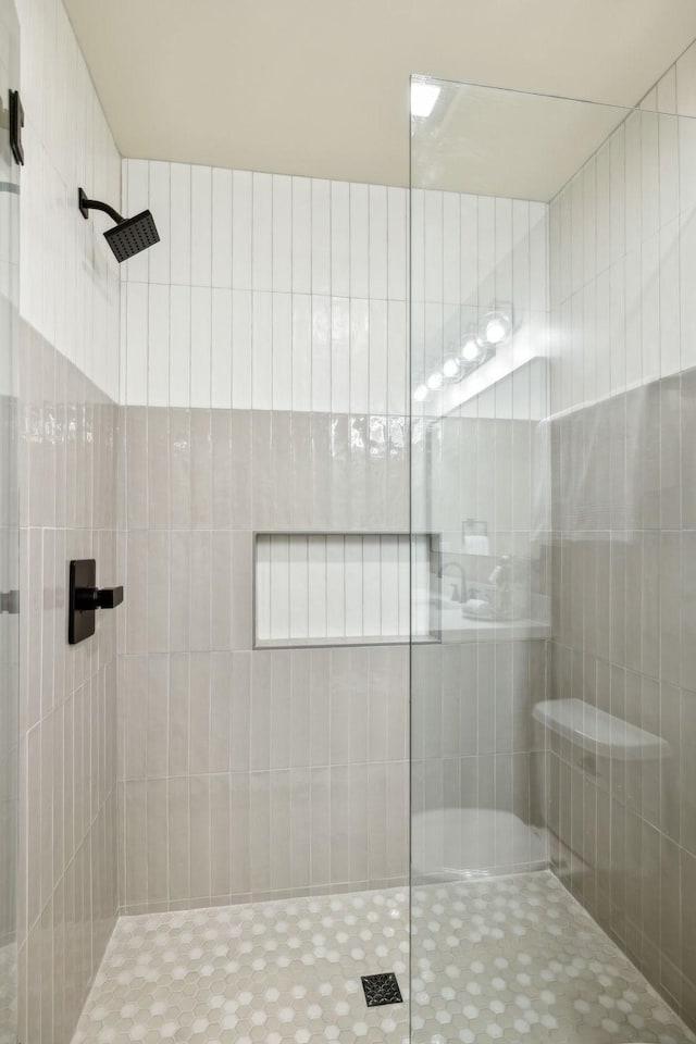 bathroom featuring tiled shower