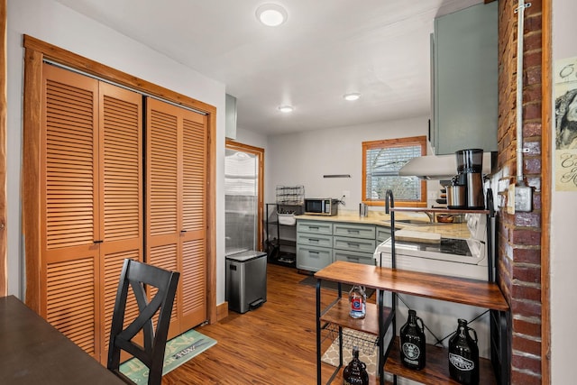 office area with light hardwood / wood-style flooring