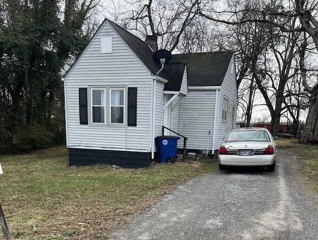 view of front of property featuring a front lawn