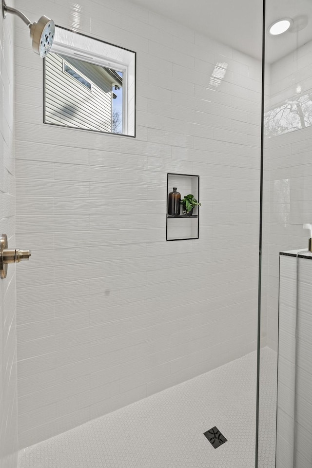 bathroom featuring tiled shower