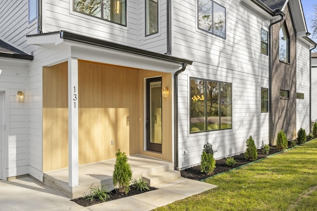 entrance to property featuring a yard