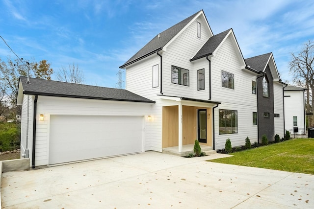 view of front facade featuring a garage and a front yard