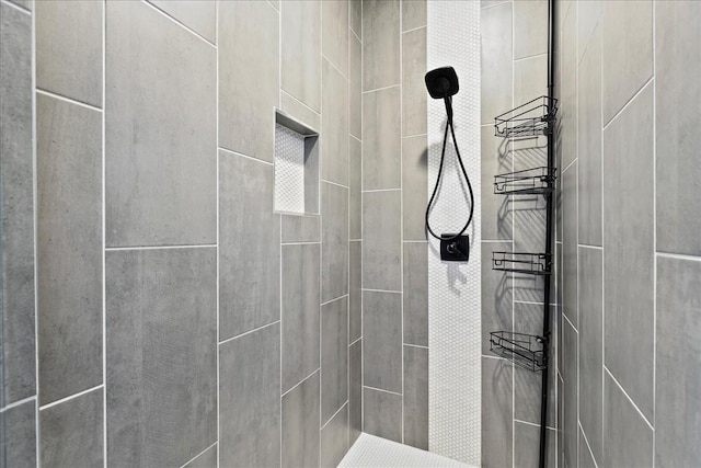 bathroom featuring tiled shower