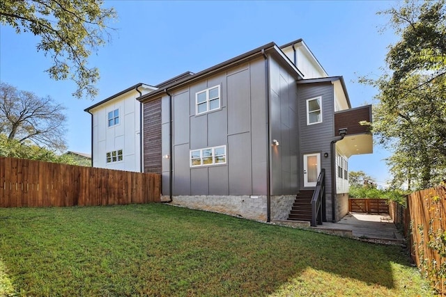 back of house featuring a yard