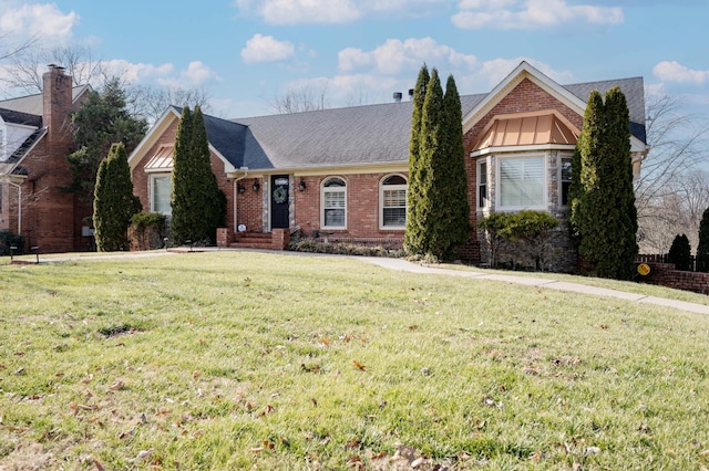 view of front of house featuring a front lawn