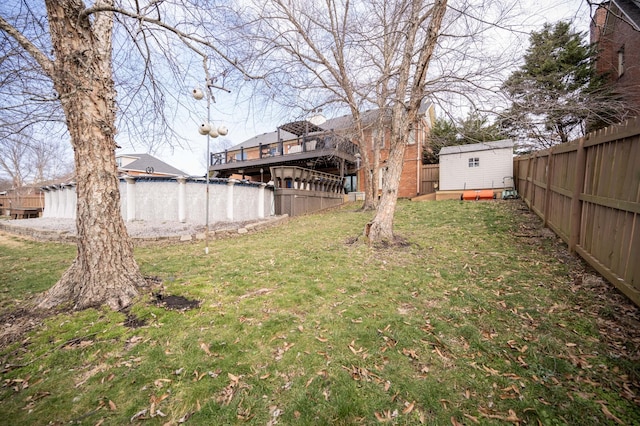 view of yard with a storage unit