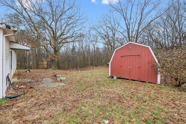 view of yard with a storage unit