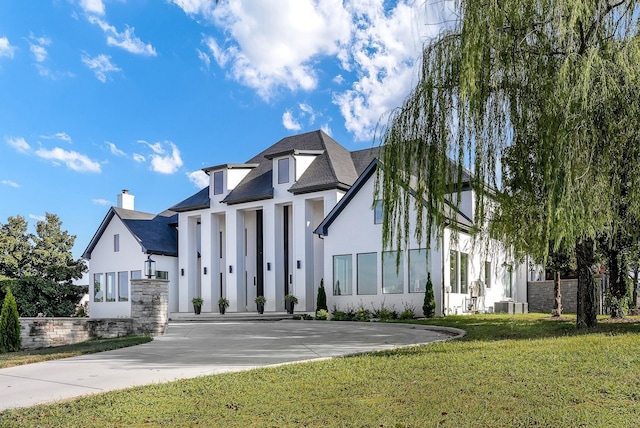 view of front of property with a front yard