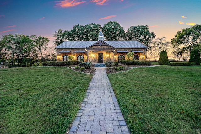 view of front facade featuring a yard