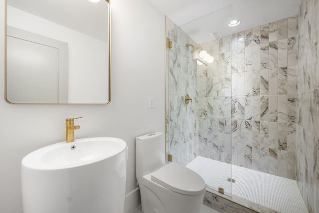 bathroom with toilet and tiled shower