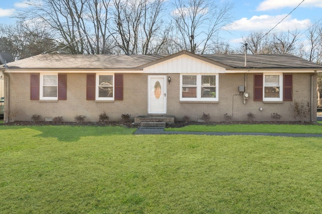 view of front of property featuring a front yard