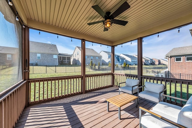 sunroom with ceiling fan