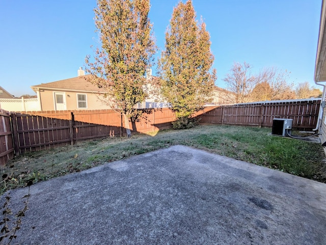 view of yard featuring a patio