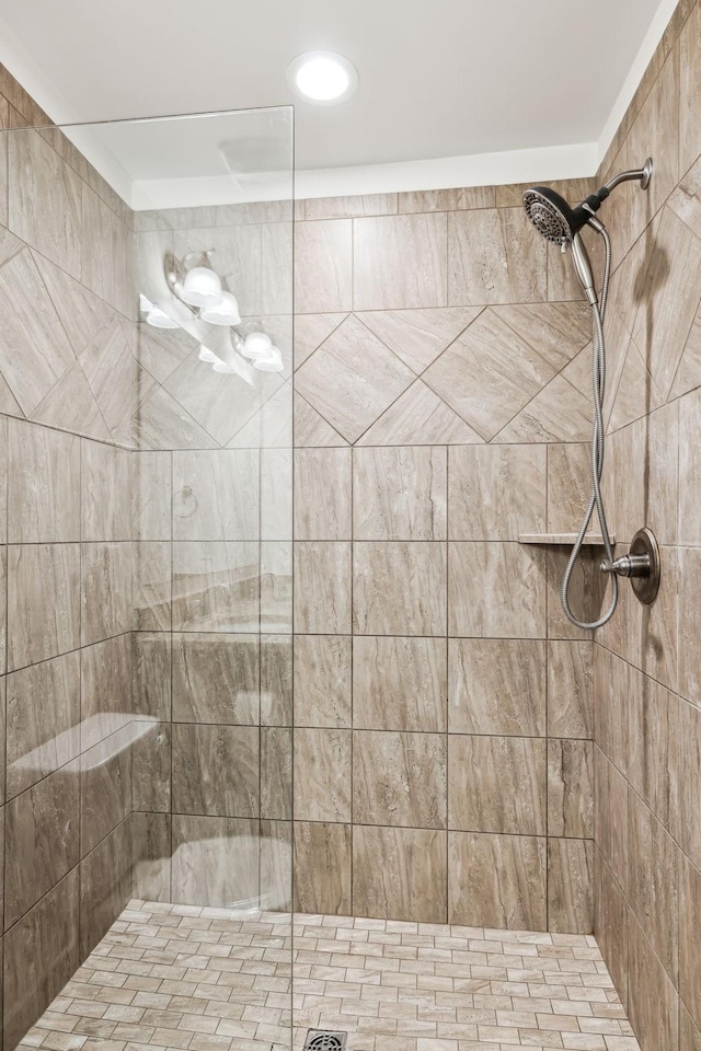 bathroom featuring tiled shower