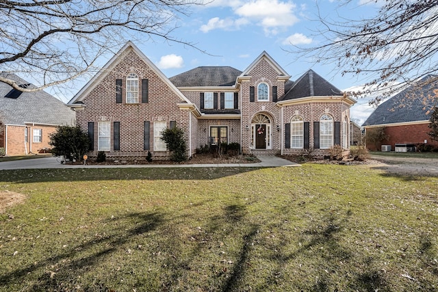 view of front property featuring a front lawn