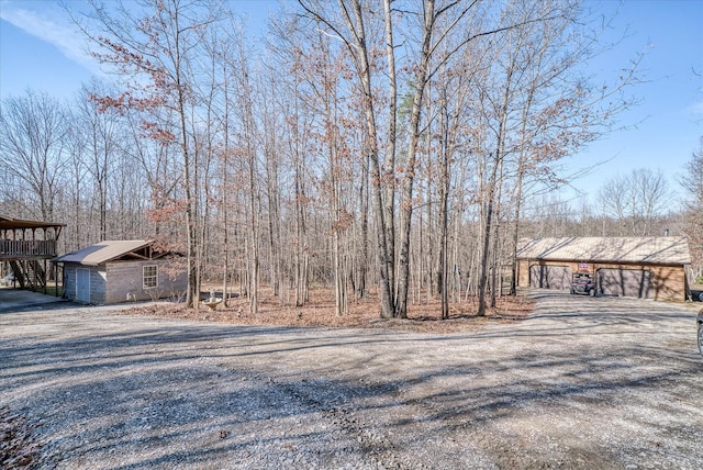 view of yard with an outbuilding