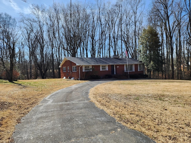 ranch-style home featuring a front lawn