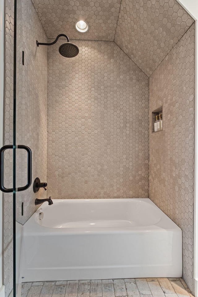 bathroom with tiled shower / bath