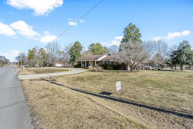 view of front of home featuring a front lawn