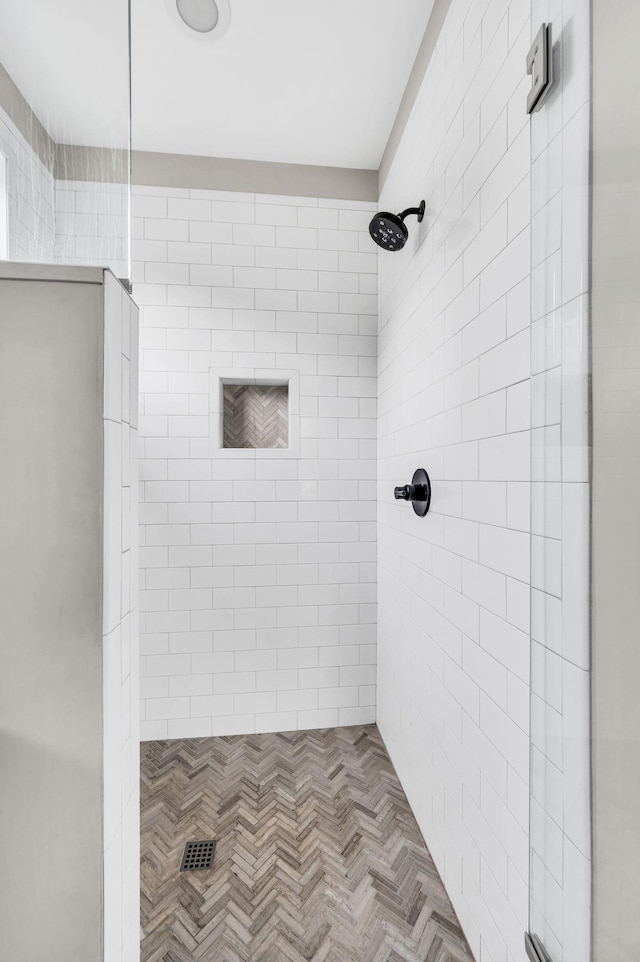 bathroom featuring a tile shower