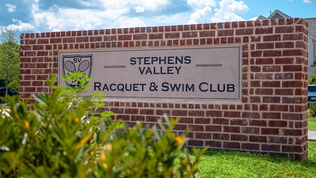 view of community / neighborhood sign