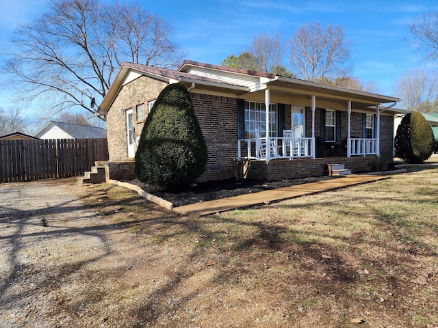 view of front facade featuring a porch and a front lawn