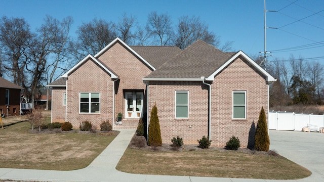 view of front of house featuring a front yard