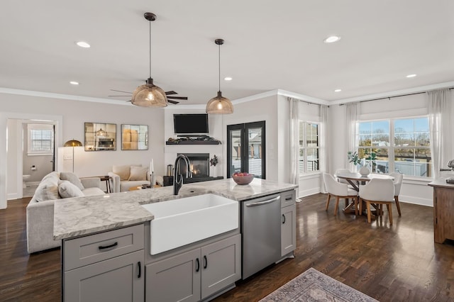 kitchen featuring sink, gray cabinetry, a center island with sink, ornamental molding, and dishwasher