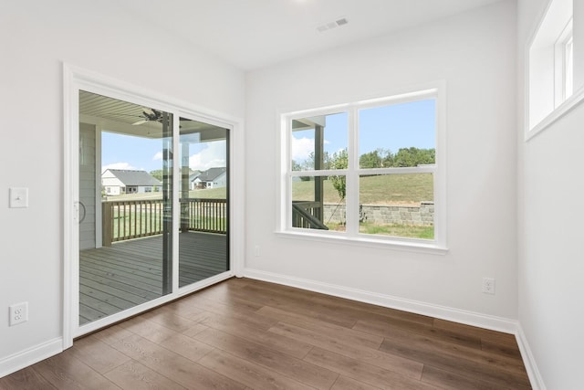 spare room with dark wood-type flooring and ceiling fan