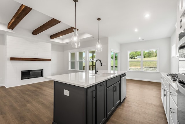 kitchen featuring sink, dishwasher, an island with sink, dark hardwood / wood-style flooring, and decorative light fixtures