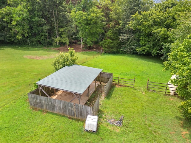 view of yard with an outbuilding