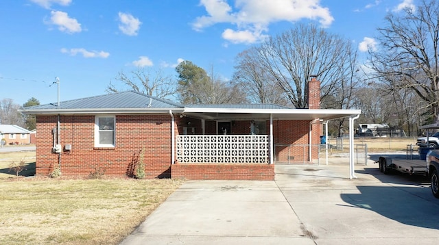 view of front of house featuring a front yard and a carport