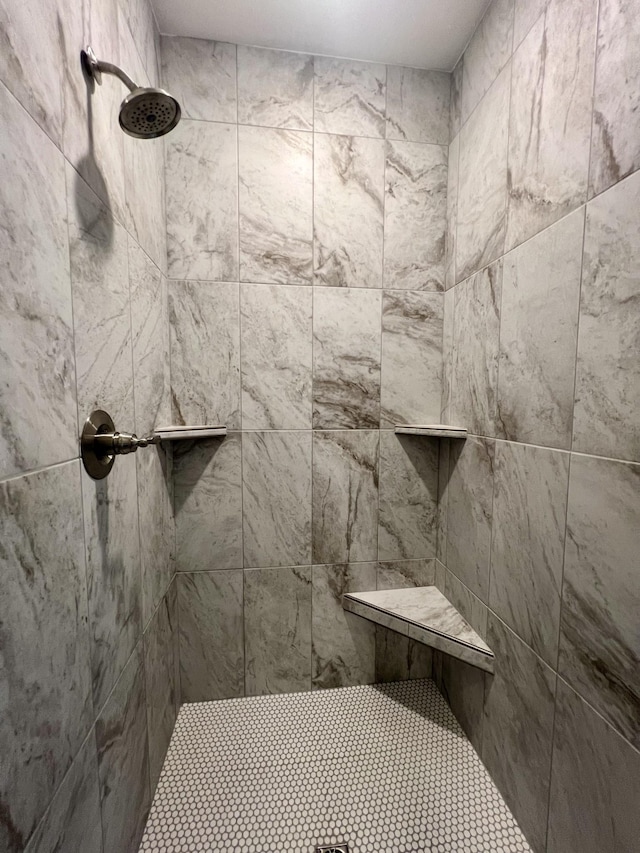 bathroom featuring a tile shower