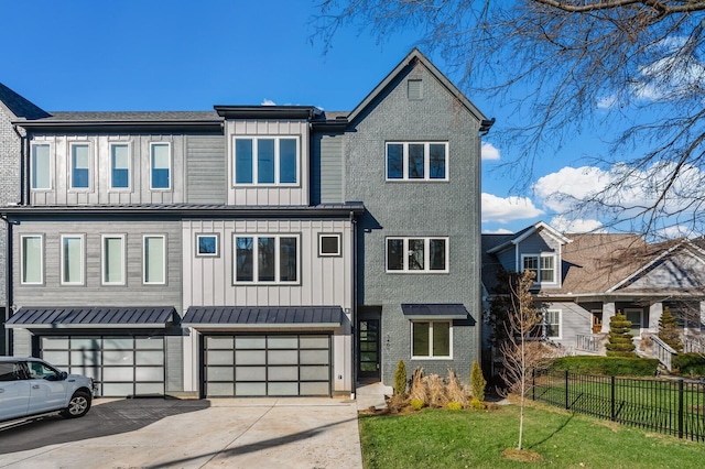 view of front facade featuring a garage and a front yard