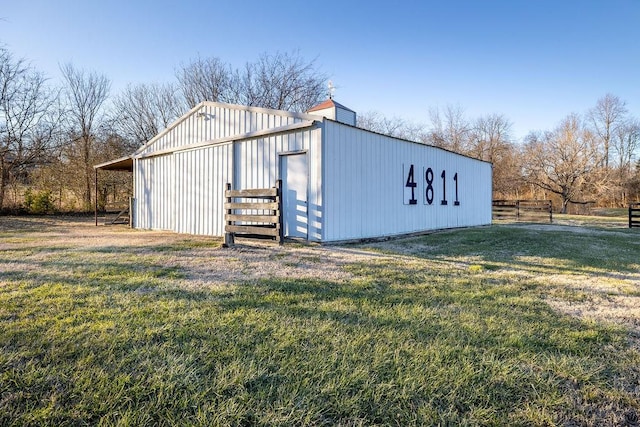 view of outbuilding with a yard