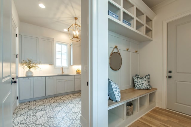 mudroom with sink and an inviting chandelier