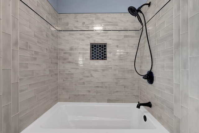 bathroom with tiled shower / bath combo