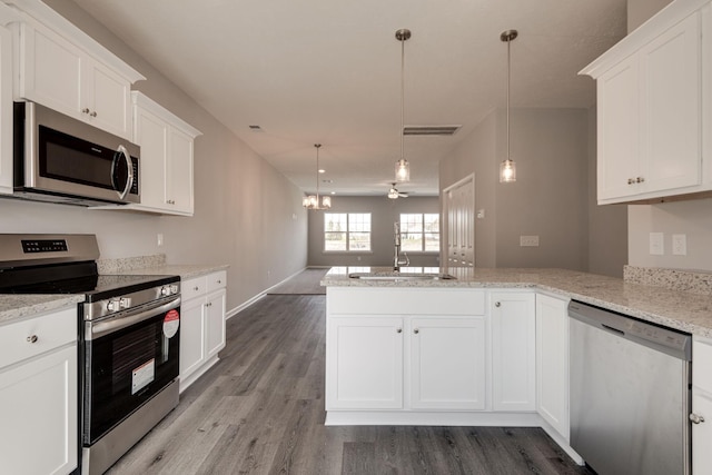 kitchen featuring sink, stainless steel appliances, and kitchen peninsula