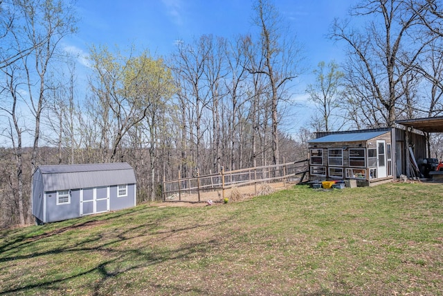 view of yard with a storage shed