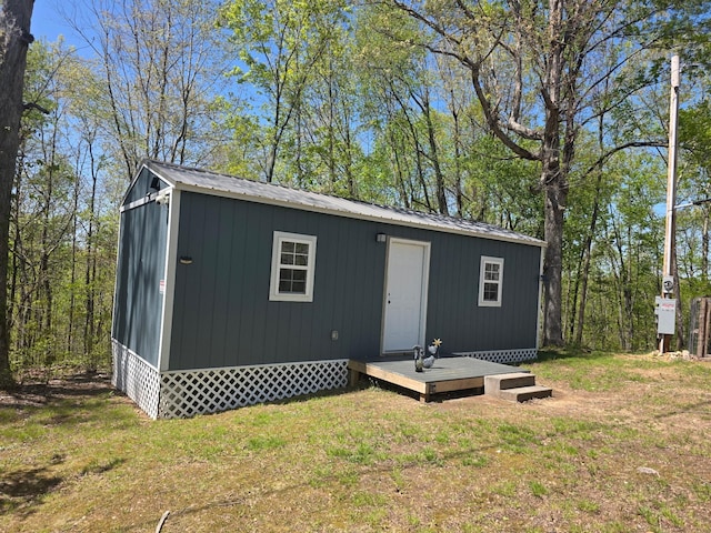 view of outdoor structure featuring an outbuilding
