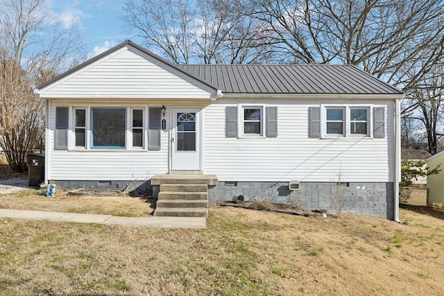 view of front of home with a front lawn