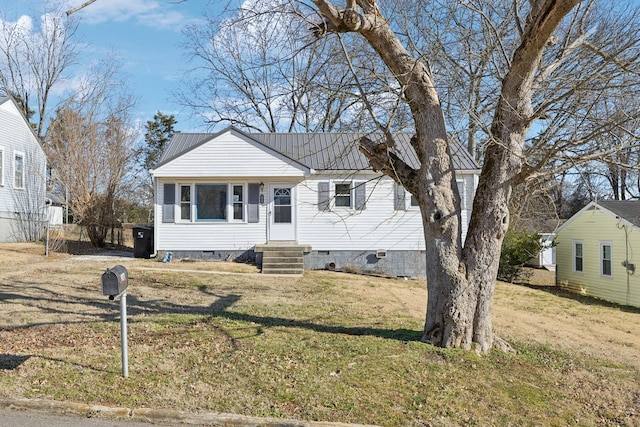 view of front of home featuring a front yard