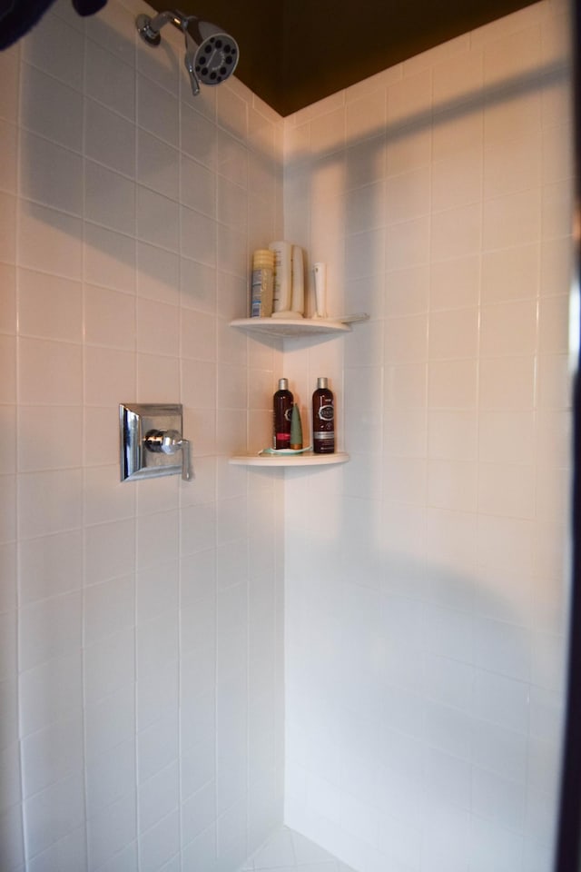 room details featuring a tile shower