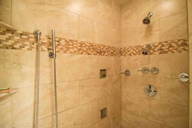 bathroom featuring a tile shower