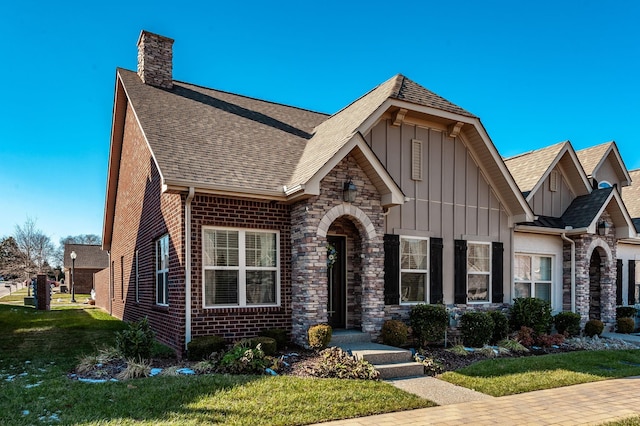 view of front facade featuring a front yard