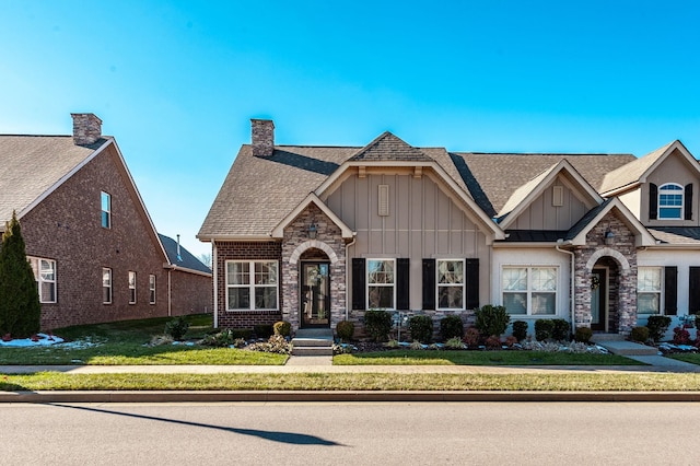 view of front of property with a front yard