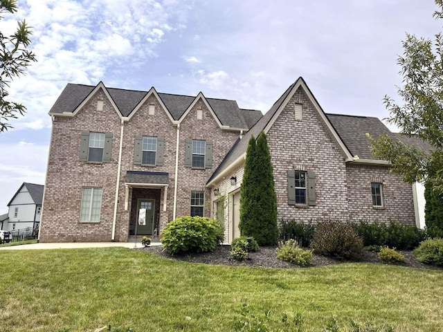 view of front of property featuring a front yard