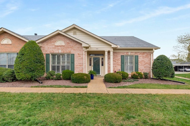 view of front of property featuring a front lawn